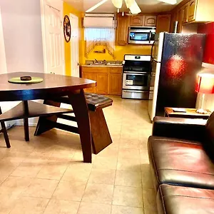  Habitación en casa particular Large 3-bedrooms/2-bath Apt, One Block To Train Estados Unidos